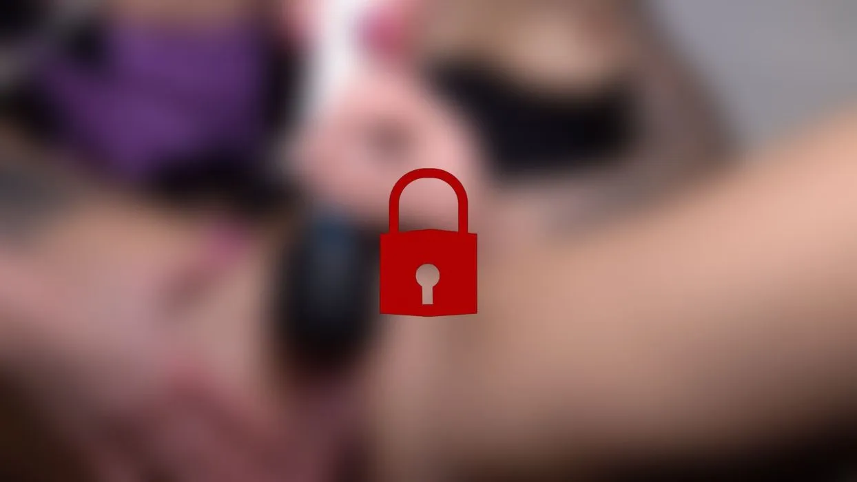 Ich und die Fickmaschine bringen Merry zum spritzen