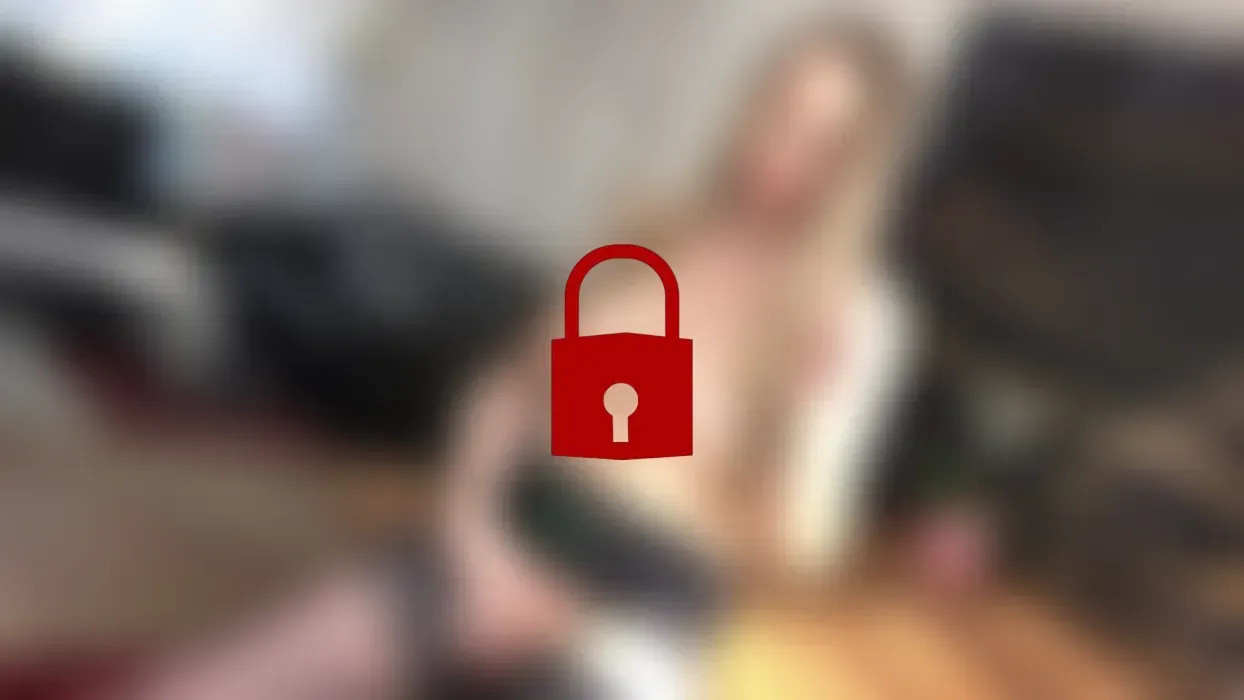 Raucherpause in Strapsen