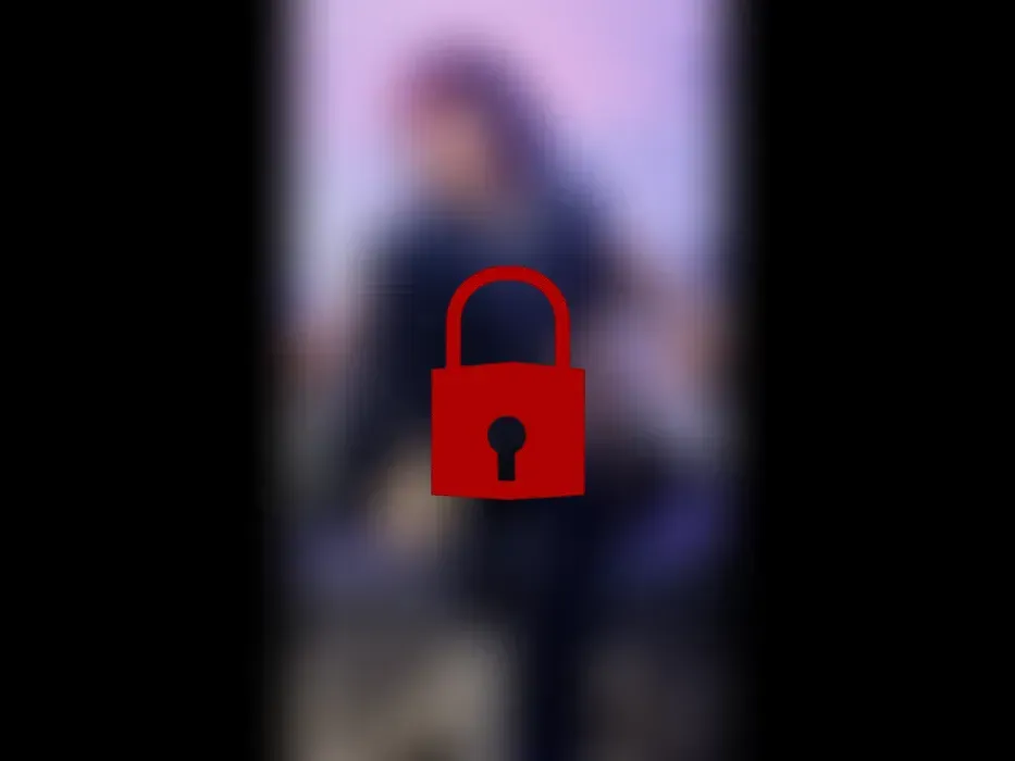 Mis botas marcando cada paso… el sonido de mis tacones es una orden silenciosa