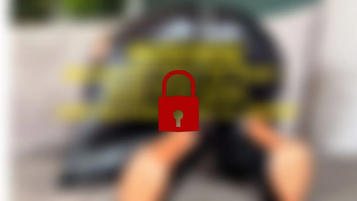 Die geile Milf im schwarzen Wetlook Catsuit: Womanizer durch den Stoff –nasse Pussy reiben ohne Reißverschluss zu öffnen! 😈🥵