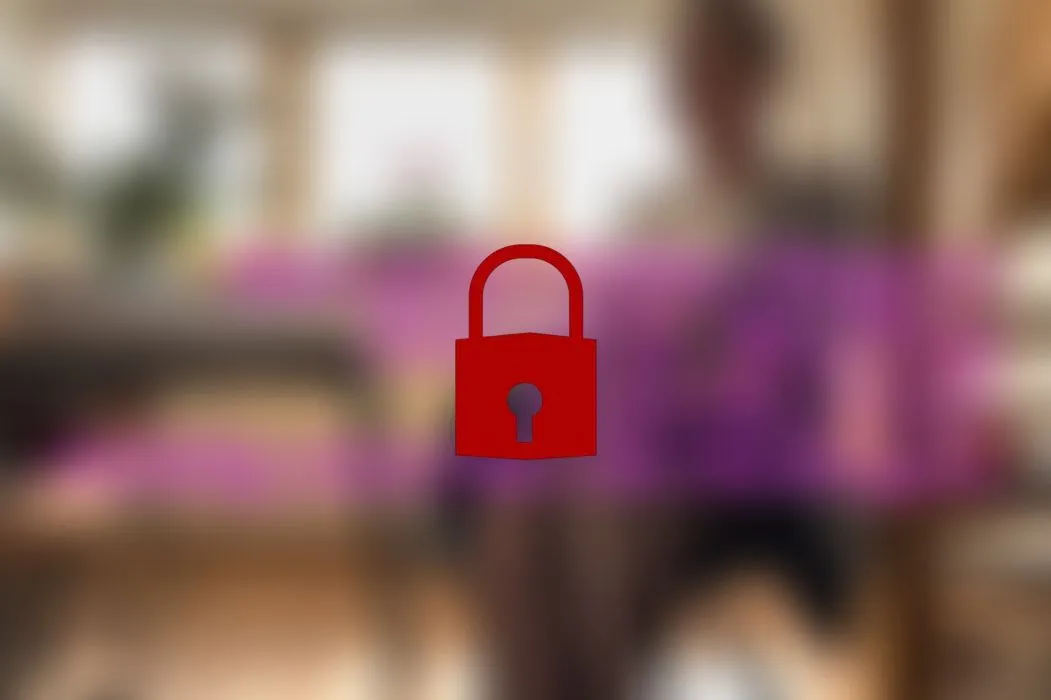 Geiles Luder fingert sich vorm Meeting noch die Fotze nass🔥