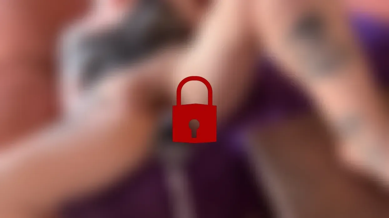 Meine Sexmaschine fickt mich mit einem riesigen Toy
