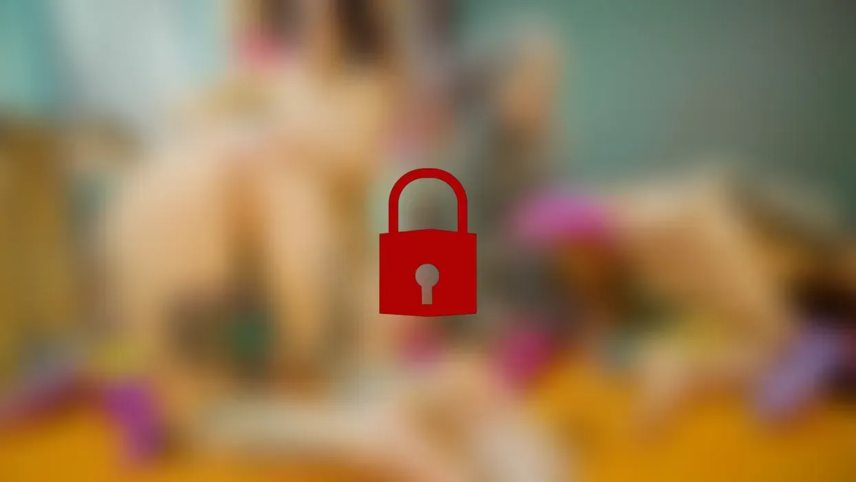 I play with 3 girls and A LOT of BIG DILDOS pussy and anal