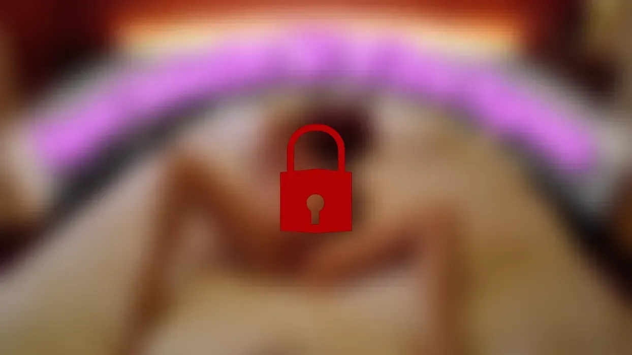 Voyeur beobachtet Milf bei ihrem Orgasmus 