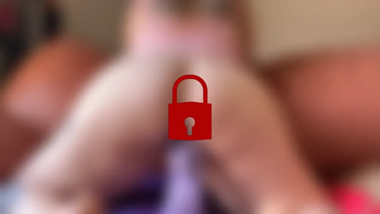Reverse Cowgirl auf dem Sofa: Ich setze mich mit dem Rücken zu dir auf einen riesigen Dildo und ficke mich, bis ich zittere