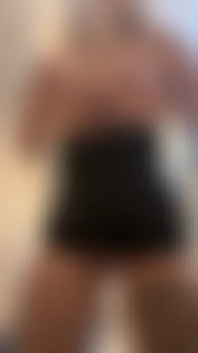 Ich spiele mit einer riesigen Gurke (30 cm)! Ich benutze sie als Spielzeug, um meine Öffnungen zu lutschen und zu ficken! Ich liebe es, meine Muschi tief mit einer großen Gurke zu ficken.