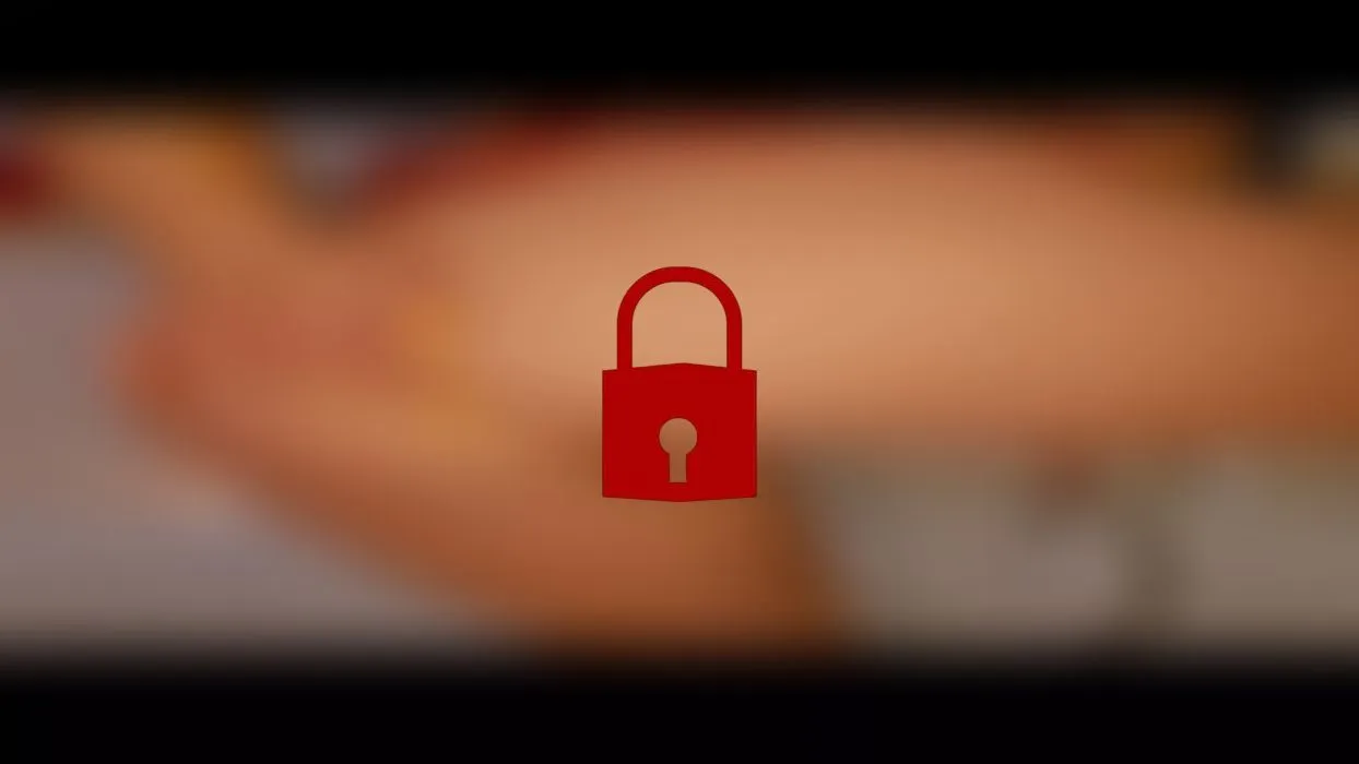 Mit dem Plug im Po geil den Kitzler bearbeitet