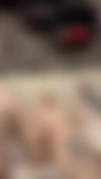 Ein Video über eine sehr schmutzige Blondine in blauen Jeans! Dann ziehe ich meine Jeans aus und spiele mit meiner geilen Muschi.