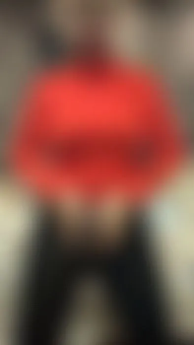 Eine wunderschöne blonde Schlampe in einem wunderschönen orangefarbenen Rollkragenpullover und engen Jeans! Sie wird sexy für dich tanzen.