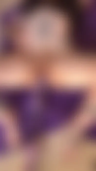 Ich liege auf dem Boden mit weit gespreizten Beinen und ficke mich mit einem riesigen Toy an der Sexmaschine
