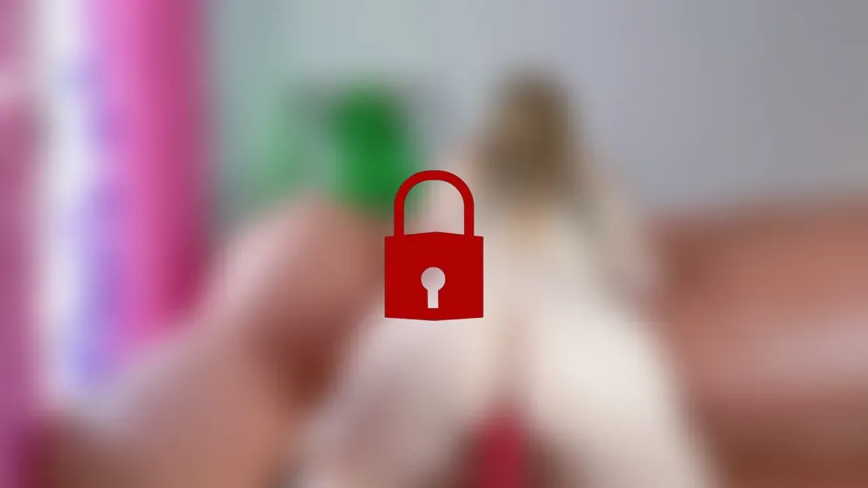 Rittlings auf dem dicken Dildo auf der Couch in Reverse Cowgirl