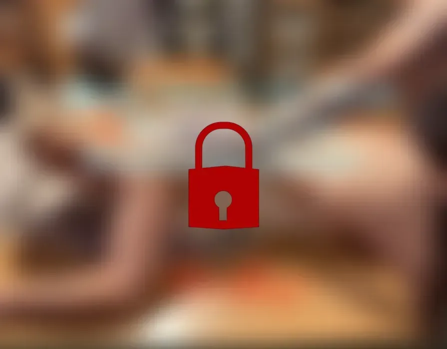 Schlampe lässt sich auf dem Küchentisch durchnehmen...🤤