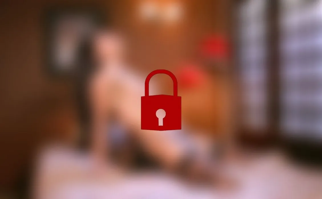 Hübsche Shemale Jessica strippt auf dem Bett