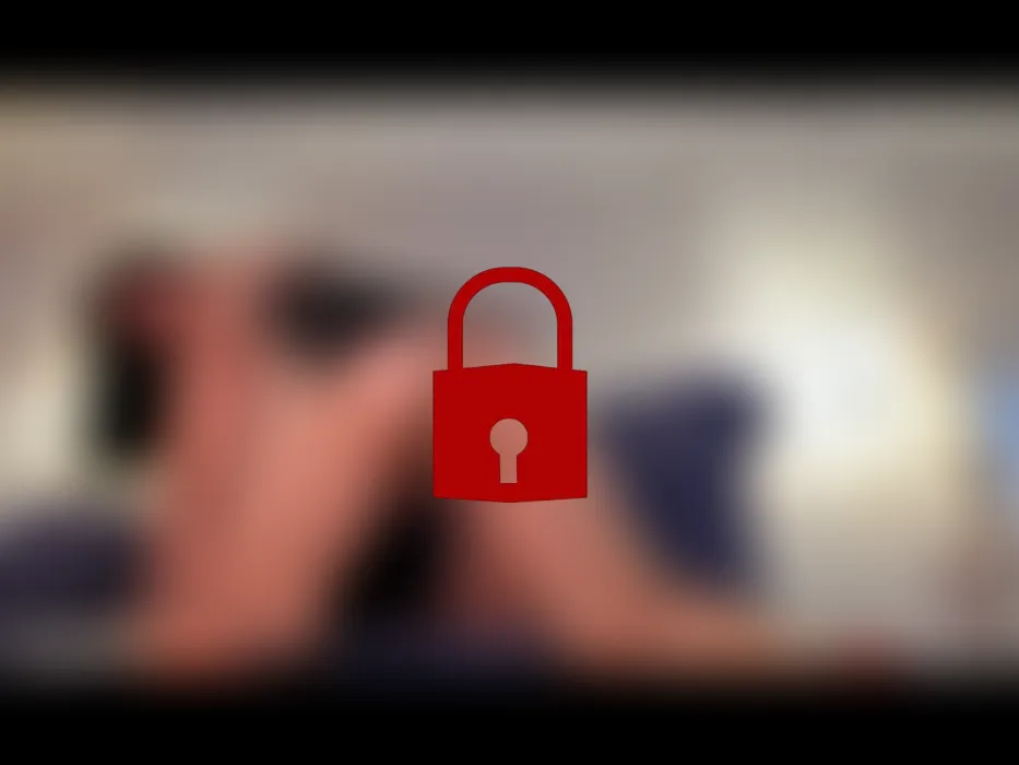 Diese geile MILF will, dass sie alle ihre Löcher fickt