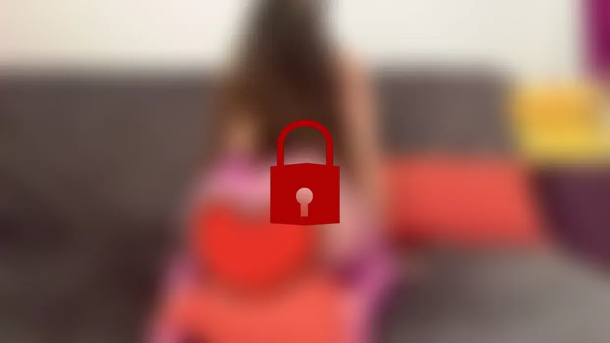 Kopfkissen Fick. Mit und ohne Dildo. Vorne und Reverse+Squirt