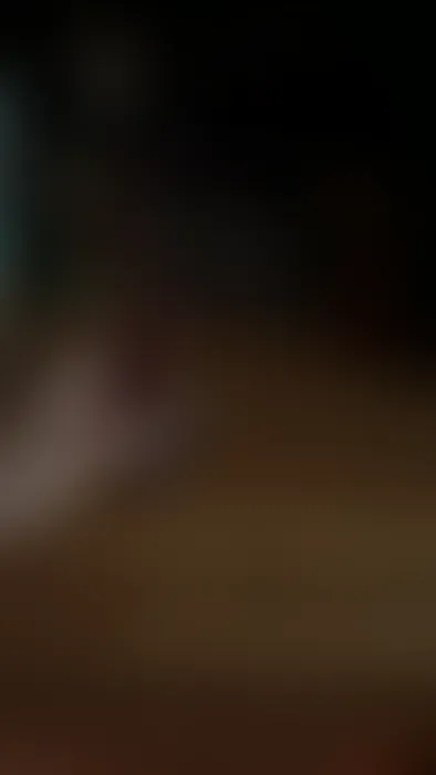 Ich ging in das Zimmer meiner Mutter und nahm ihr Lieblingsspielzeug, einen Dildo! Ich legte mich auf ihr Bett, führte ihn tief in ihre Vagina ein und lutschte daran!