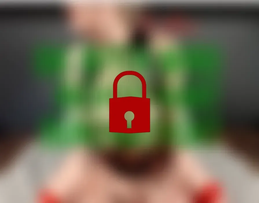 Die Bitch wird auf der Couch so richtig hart durchgefickt🔥