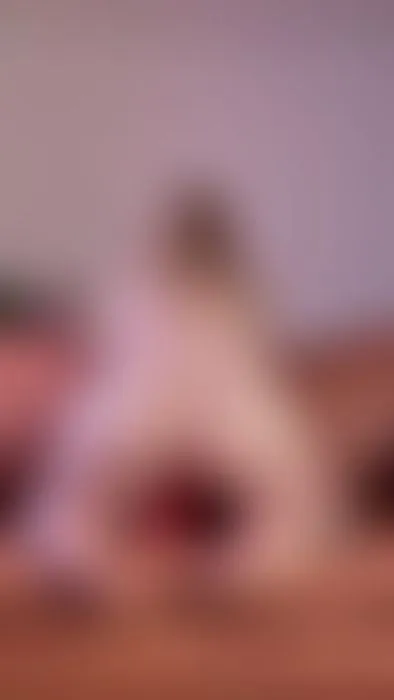 Rittlings auf dem dicken Dildo auf der Couch in Reverse Cowgirl