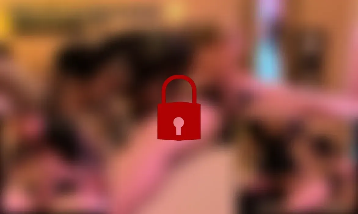 Geile Lack-Tussi melkt dich !!