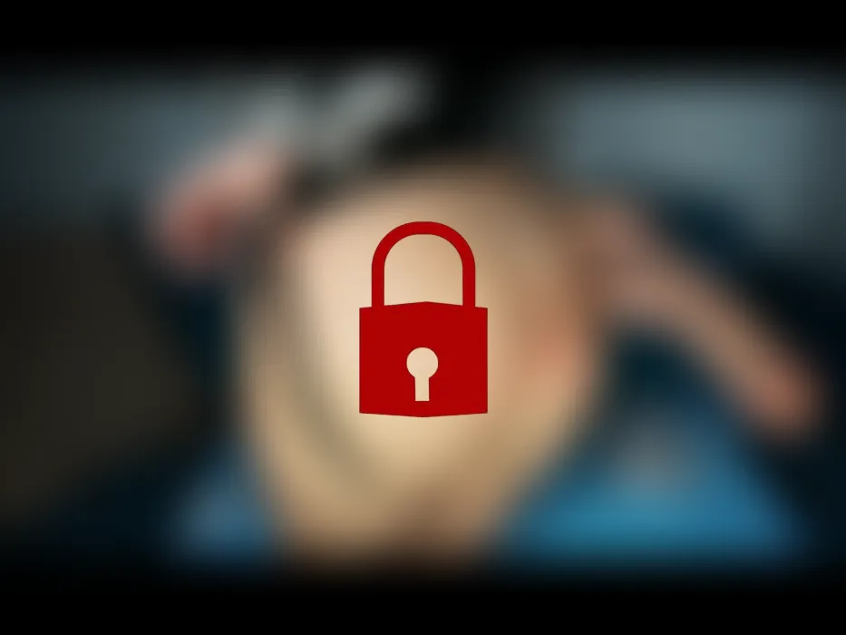 Streberin fick sich doggy ANAL mit XXXL Dildo!