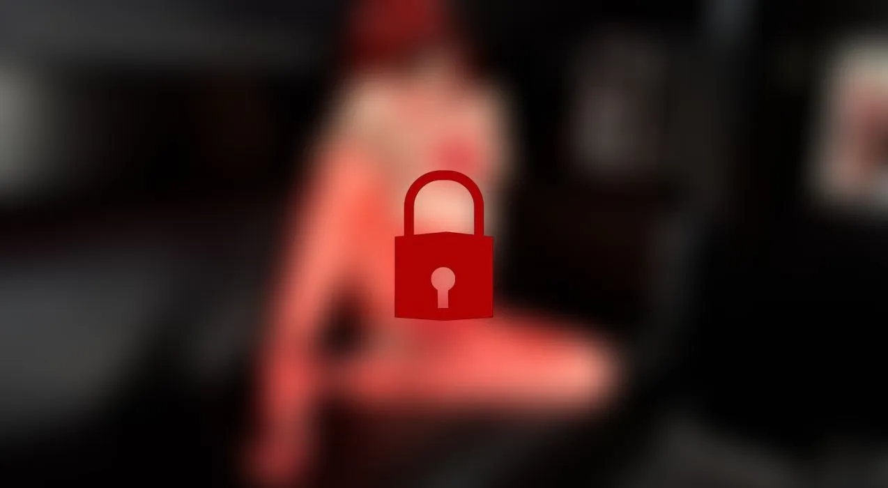 2 User Spielen am Gloryhole was an mir rum.