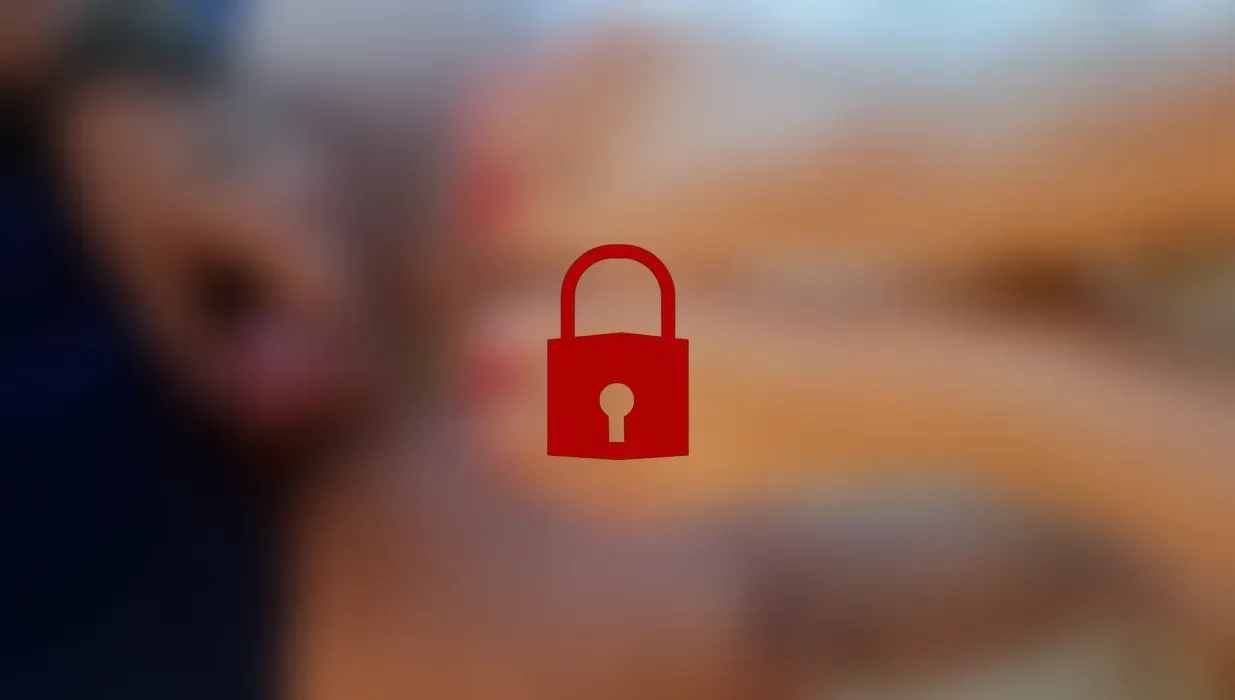 Footjob mit knallroten Nägeln