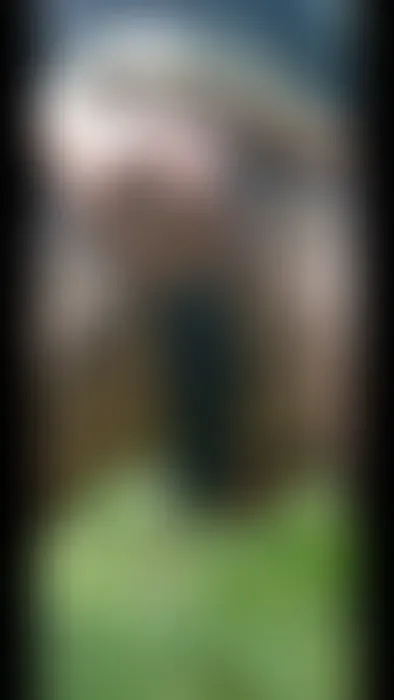 GOTHGIRL mit cremiger PUSSY reitet GUMMISCHWANZ im WALD!