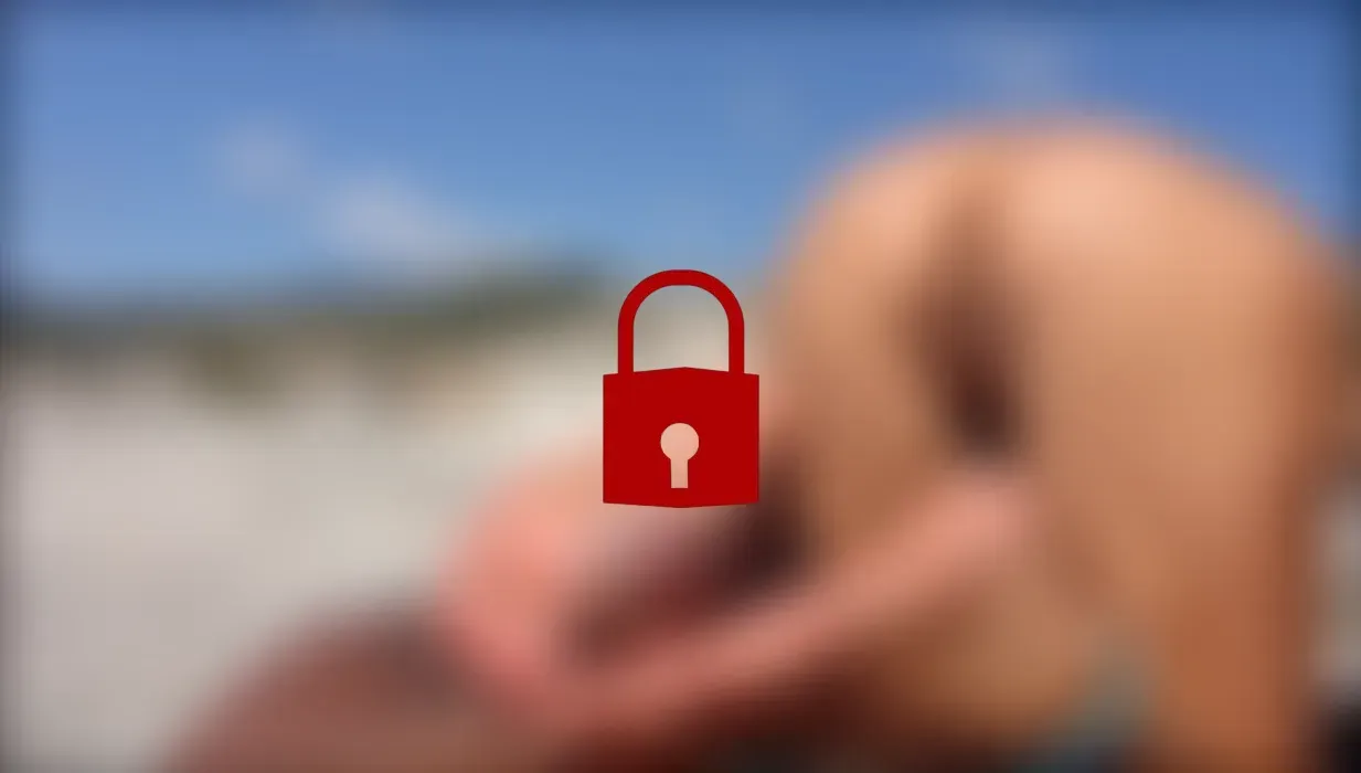 Geiler Footjob nackt auf freiem Gelände