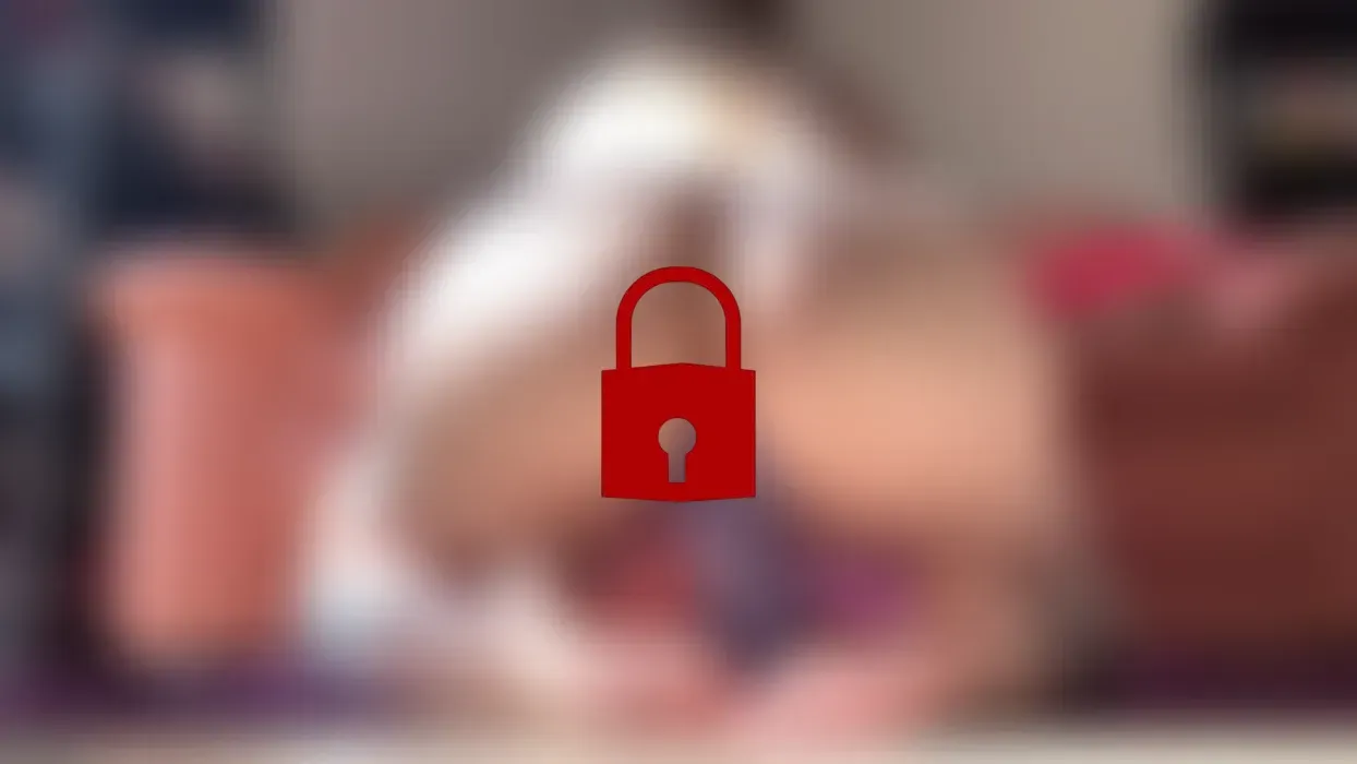 Sitze auf dem Boden und bringe mich mit einem riesigen Spielzeug in der Reverse-Cowgirl-Position zum Squirten