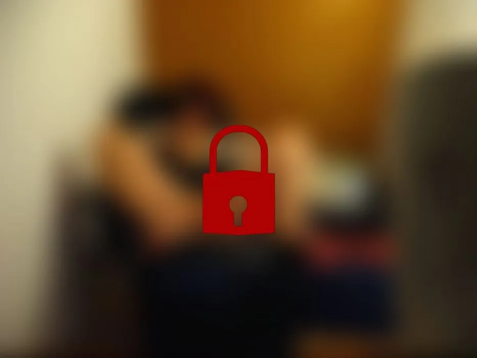 Masturbation im Ledersessel nach Porno