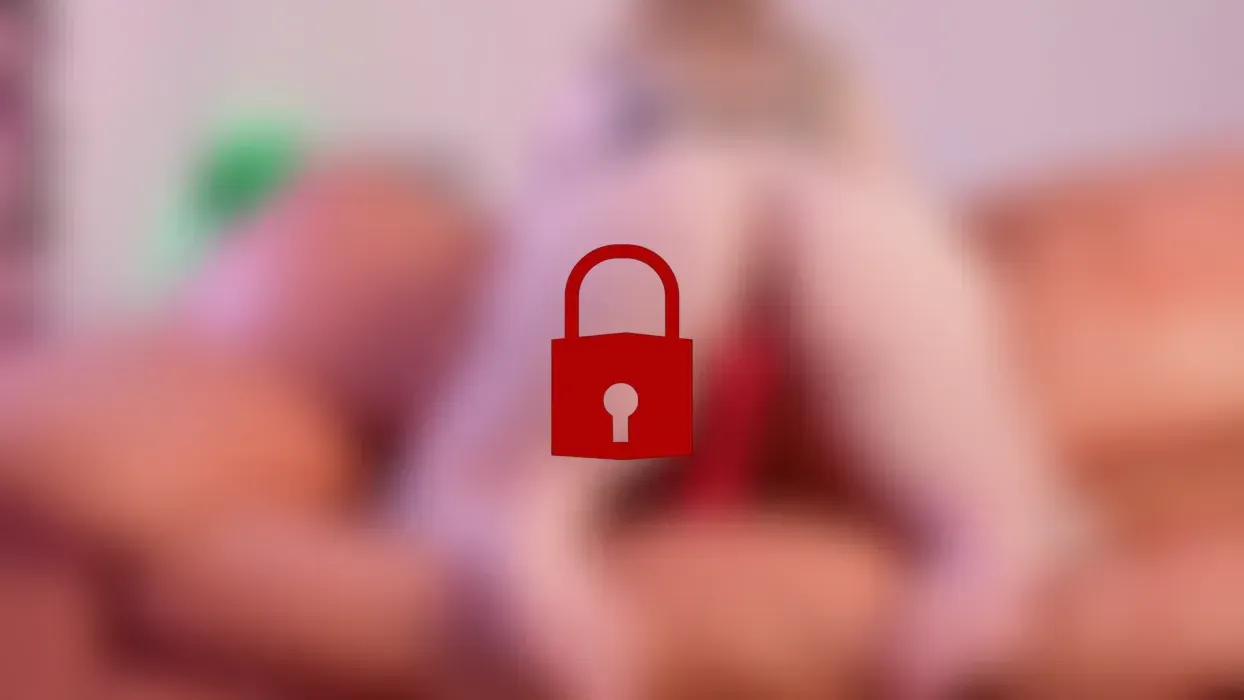 Rittlings auf dem dicken Dildo auf der Couch in Reverse Cowgirl