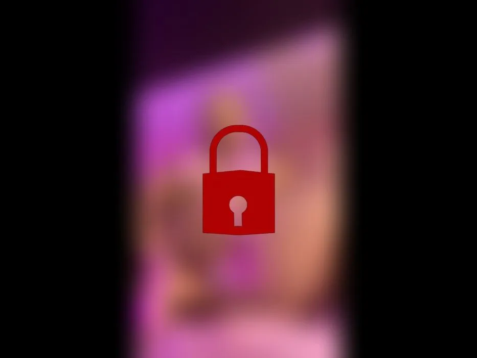 Schau mir unter dem Tisch zu, während ich mich masturbiere