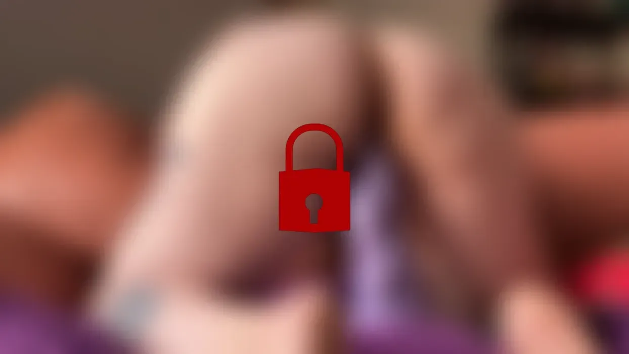 Ich reite meinen riesigen Dildo im Reverse Cowgirl, bis ich überall spritze