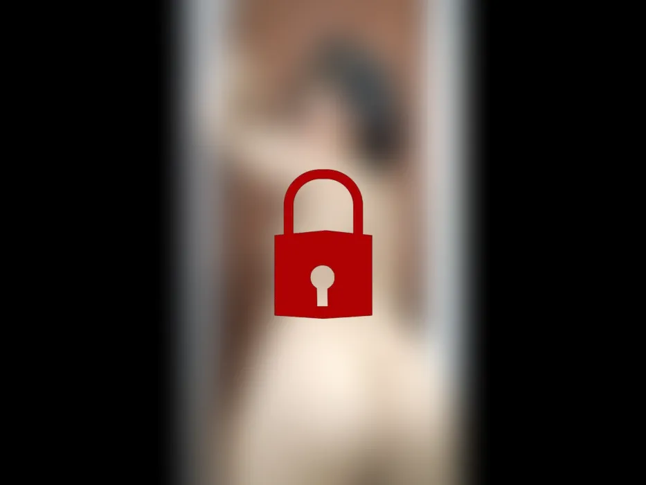 An intimate show… only for lucky glances