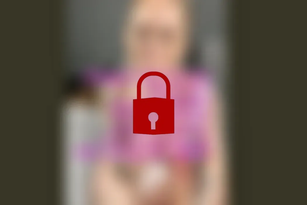 Finger im Arsch und den dicken Dildo in der Fotze! 🔥