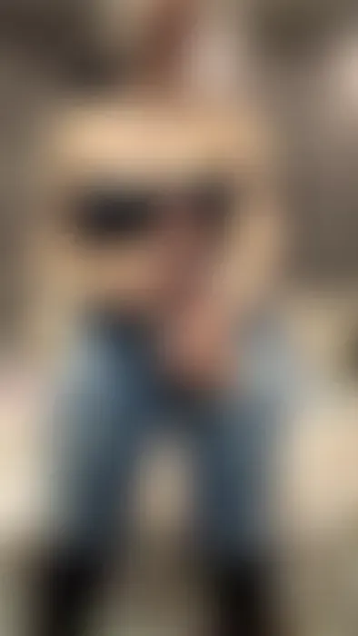 Ich habe einen großen Schwanz, den ich mir ganz tief in den Arsch einführen und ficken will.