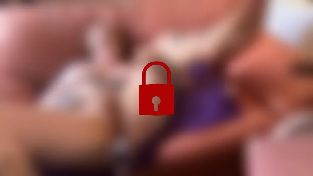 Masturbiere bis zum Squirt an der Sexmaschine mit einem riesigen Toy