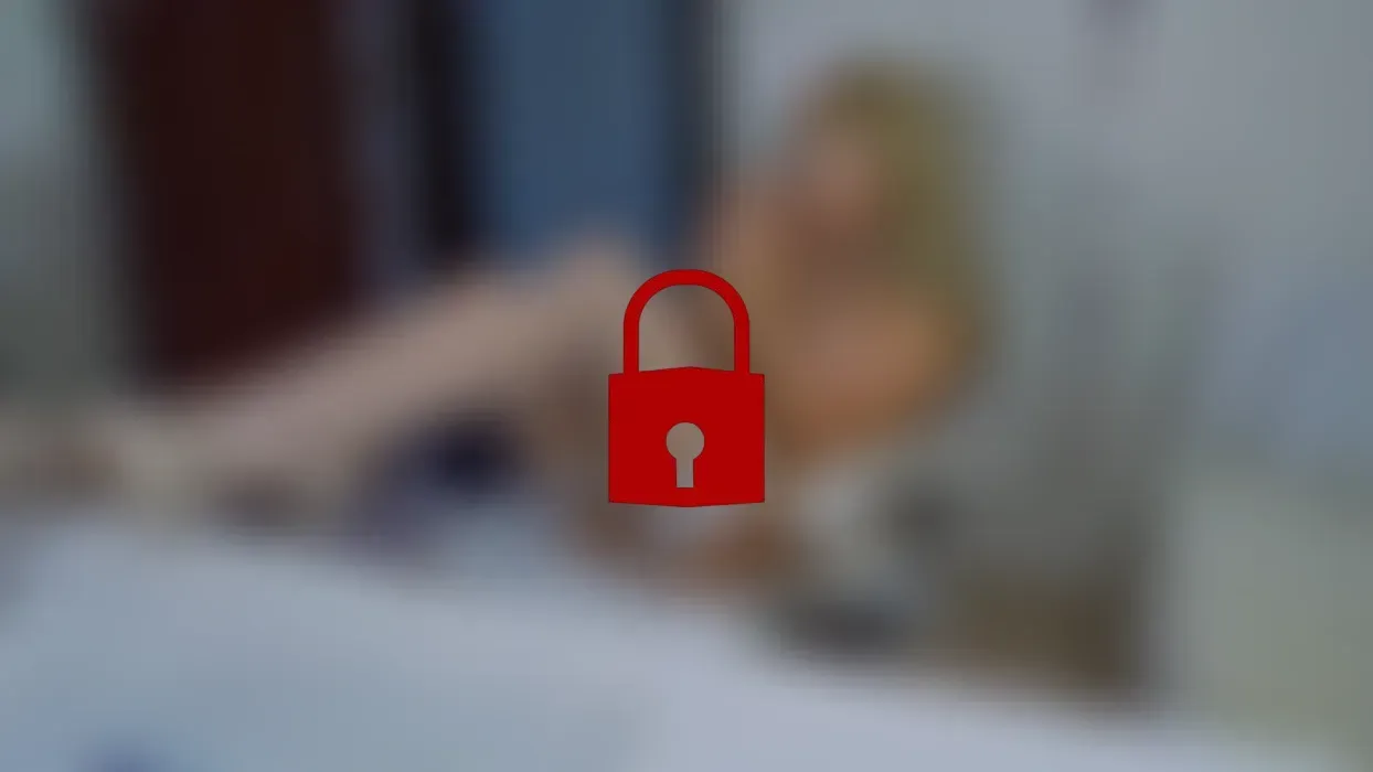Sofia befriedigt sich selbst mit einem dicken Dildo und kommt