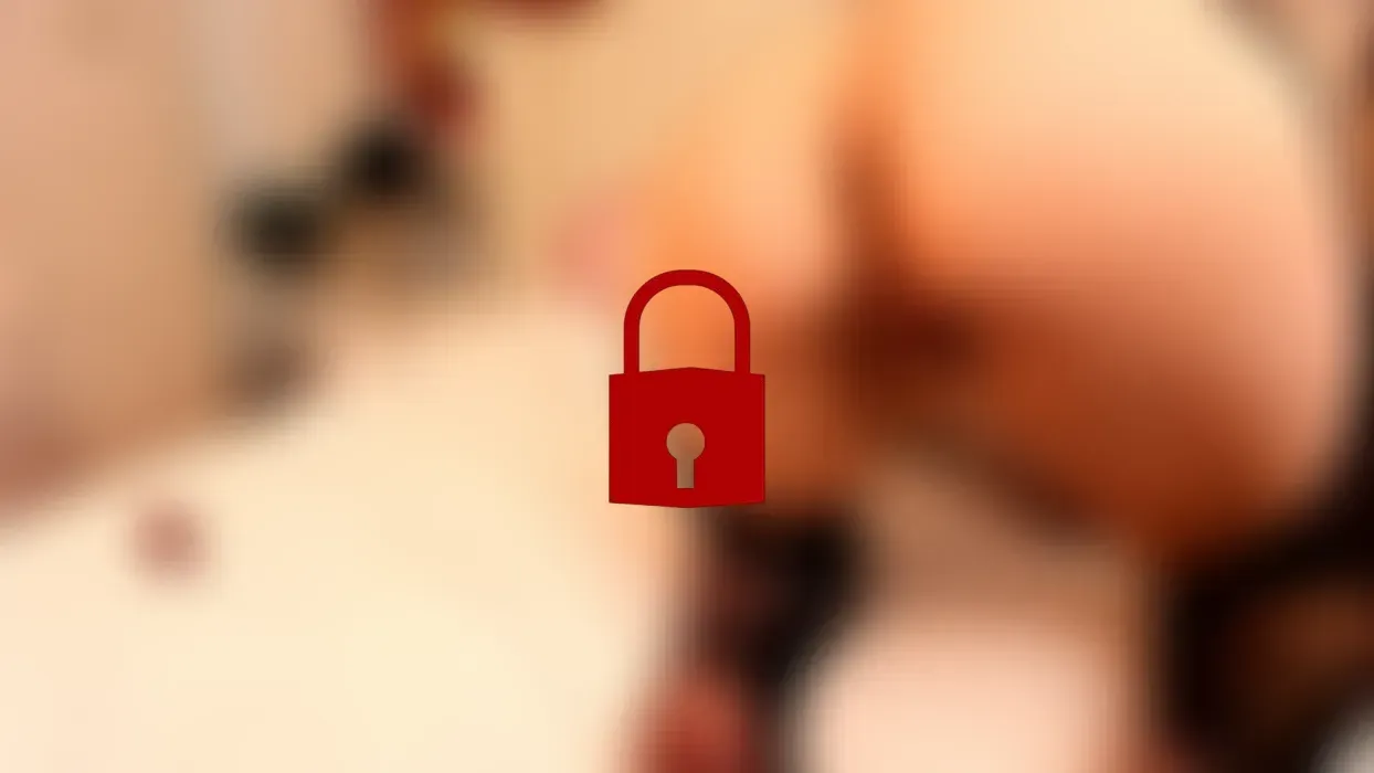 Fingering my juicy big ass