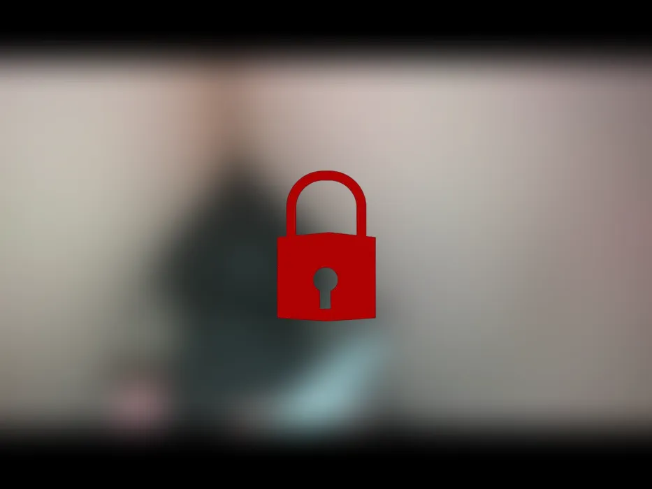 Da steckt der dicke Plug im Arsch