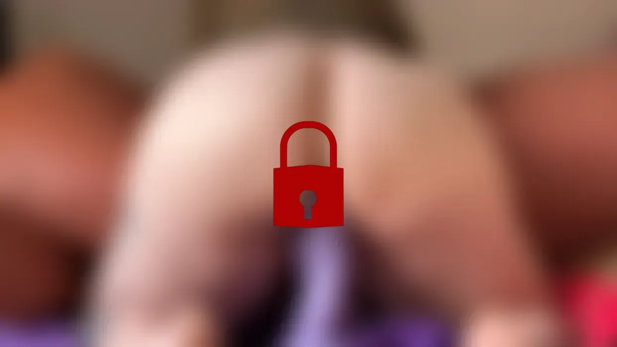 Ich reite meinen riesigen Dildo im Reverse Cowgirl, bis ich überall spritze