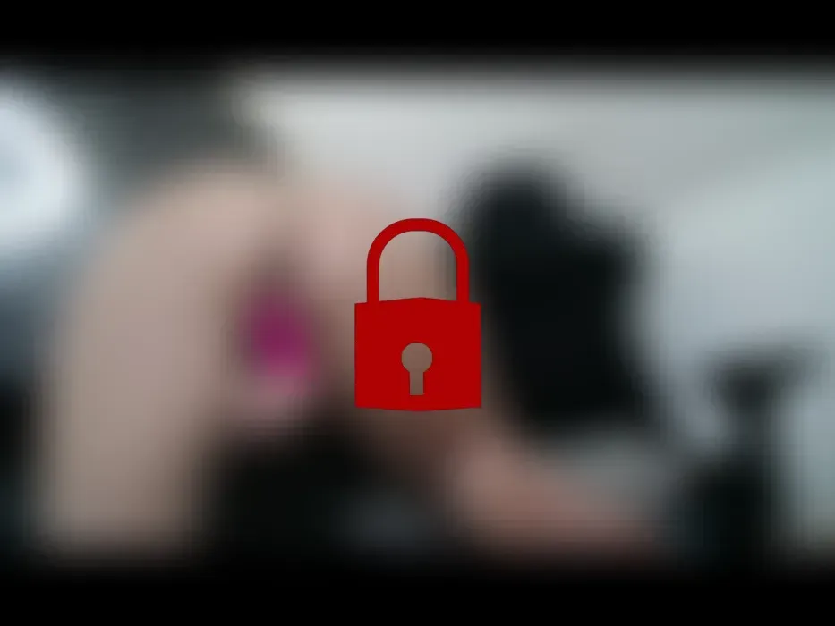 Hello here Vicky I like to play woth my ass , titts and pusyy I love when u can use my lovense toy;) see you on chat , kisses;)