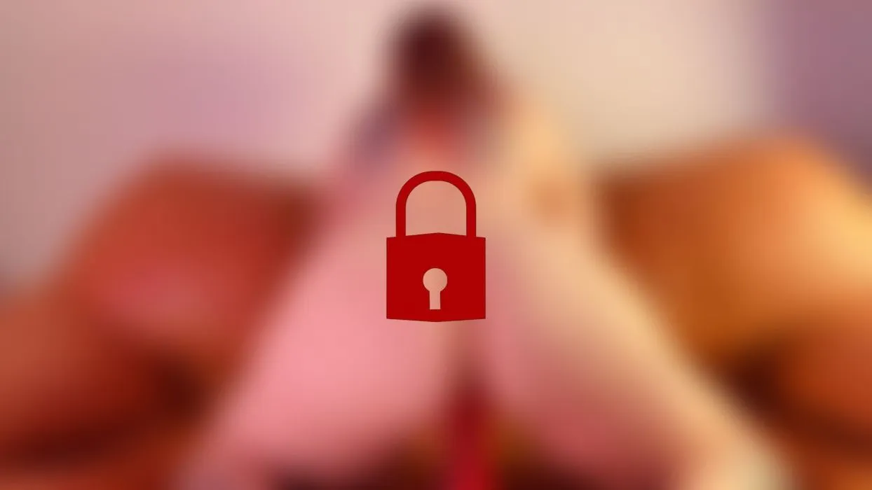 Rittlings auf dem dicken Dildo auf der Couch in Reverse Cowgirl