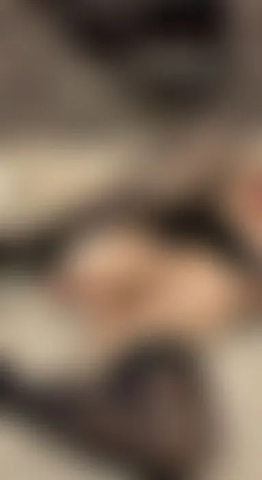 Ich trage wunderschöne schwarze Dessous, sehr sexy, mit schwarzen Strümpfen! Ich schreie und stöhne laut, gefällt es dir?