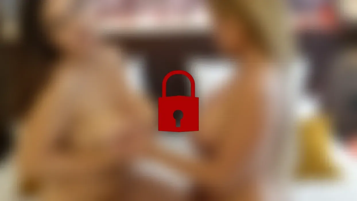 Girl Girl Wichsanleitung mit Öl auf den Titten 