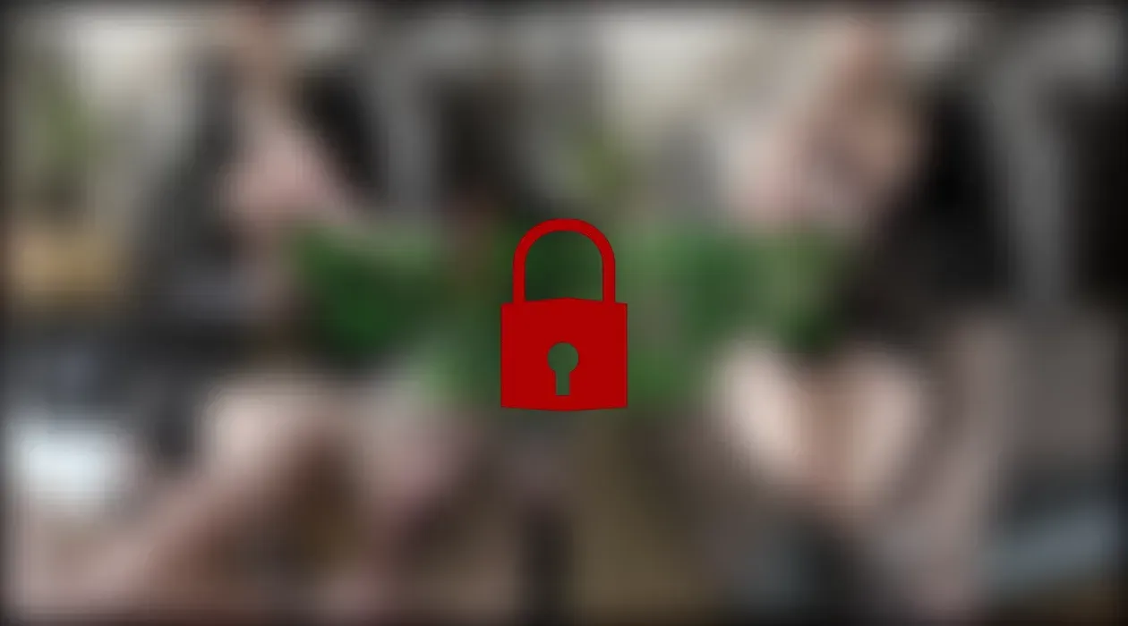 Deine DessouQueen!Spritz auf meine Nylonfüße!