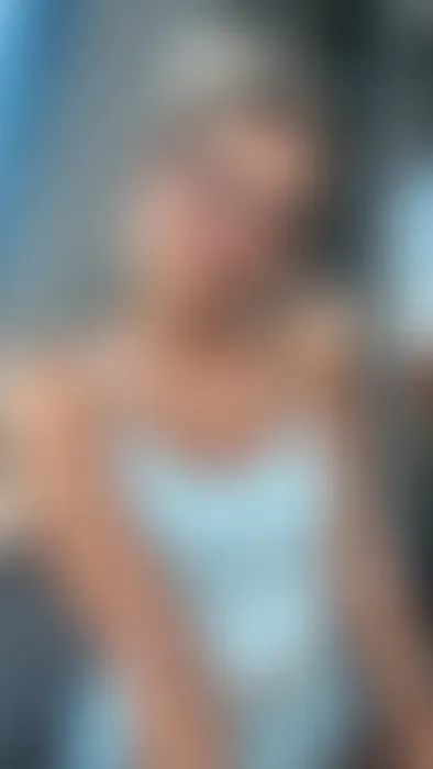 Erzähl mir mal, wo ich an dir Saugen darf mit diesen prallen Lippen? Bin online im Chat!