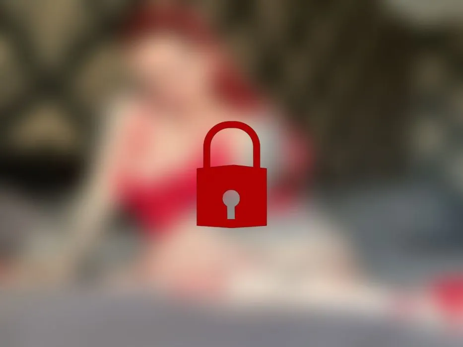 Feuchte Pussy mit GLASDildo verwöhnt