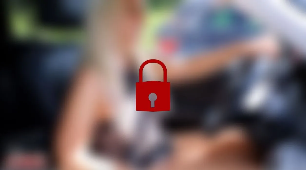 Verfickte, geile nackte Autofahrt mit 2 Orgasmen