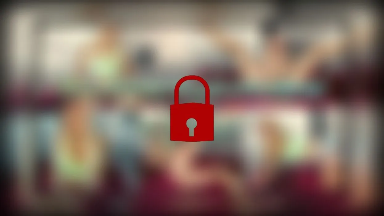 Fitness Schlampe besorgt es sich während des Trainings!!!